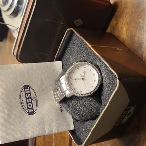 FOSSIL LADIES WATCH. STAINLESS STEEL SILVER W CRYSTAL HOUR MARKERS & AROUND DIAL